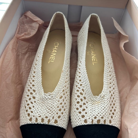 CHANEL Woven Raffia Two Tone Ballerina Flats Size 38.5 - Picture 4 of 9